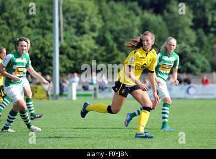 Sherborne, England. 23. August 2015. Amy West (Zentrum) des AVLFC nimmt Yeovil Verteidigung während der 2: 2-Unentschieden in der Damen-Super-League Spiel zwischen Yeovil Town Damen FC V Aston Villa Damen FC The Jones Stadium. Bildnachweis: David Partridge / Alamy Live News Stockfoto