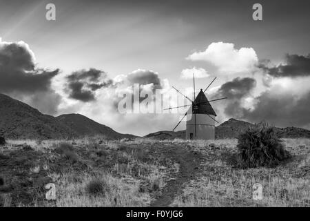 Windmühle in Kap Gata Naturpark in Almería, Spanien. Stockfoto