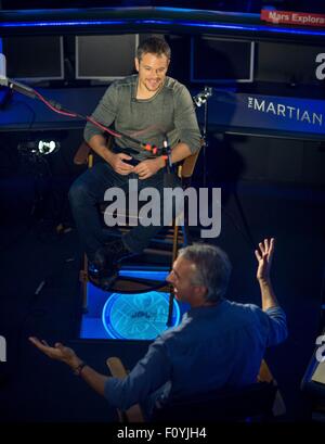 Schauspieler Matt Damon während 18. August 2015 ein Besuch des Jet Propulsion Laboratory in Pasadena, Kalifornien. Damon Sterne als Astronaut Mark Watney in dem Film "The Martian" und besuchte mit NASA-Wissenschaftler und Ingenieure, die als technische Berater auf dem Film diente. Stockfoto