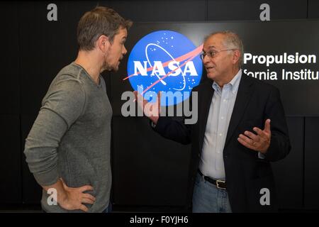 Schauspieler Matt Damon ist willkommen bei einem Besuch in dem Jet Propulsion Laboratory von Regisseur Charles Elachi 18. August 2015 in Pasadena, Kalifornien. Damon Sterne als Astronaut Mark Watney in dem Film "The Martian" und besuchte mit NASA-Wissenschaftler und Ingenieure, die als technische Berater auf dem Film diente. Stockfoto