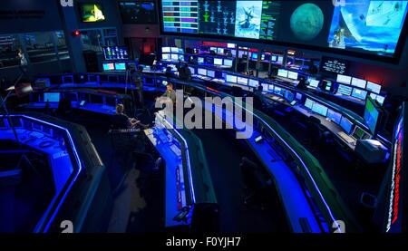 Schauspieler Matt Damon sitzt in Mission Control für ein Interview bei einem Besuch in dem Jet Propulsion Laboratory 18. August 2015 in Pasadena, Kalifornien. Damon Sterne als Astronaut Mark Watney in dem Film "The Martian" und besuchte mit NASA-Wissenschaftler und Ingenieure, die als technische Berater auf dem Film diente. Stockfoto