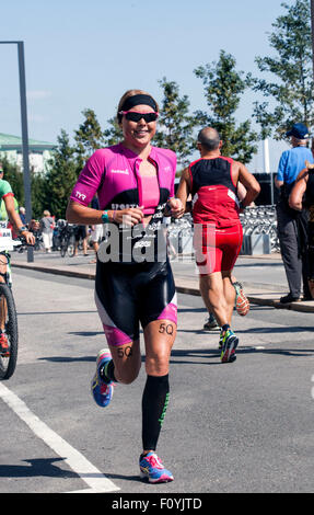 Kopenhagen, Dänemark. 23. August 2015. Dänischer Triathlet Michelle Vesterby läuft die anstrengenden 44,2 km lange Etappe durch die Straßen von der dänischen Hauptstadt während KMD Ironman Kopenhagen 70.3 – die letzte vor der Ziellinie. Vesterby gewann Frauen Rennen in 08:59:49 H. Credit: OJPHOTOS/Alamy Live News Stockfoto