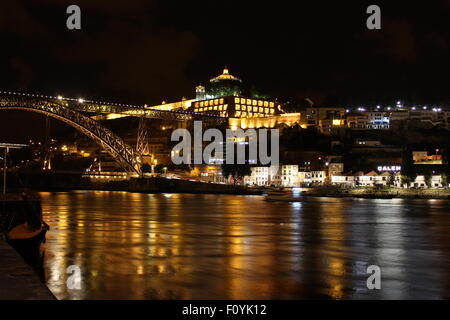 Lichter am Fluss in Porto, Portugal in der Nacht Stockfoto