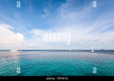 Hintergrund blauer Himmel und Wolken im Sommer über Andamanensee auf Honeymoon Bay im Mu Koh Similan Island National Park, Phang Nga Stockfoto