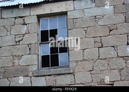 Sandsteinbau mit Fenster fehlen mehrere Glasscheiben Stockfoto