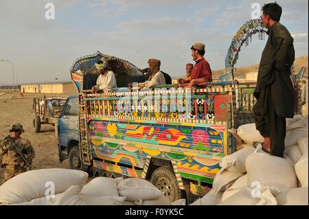 Afghanische LKW-Fahrer pause nach dem Entladen Taschen von Korn von einem Jingle LKW während der Operation Buffalo Thunder II Hauptquartier der 5. Kandak 30. Juni 2012 in Shorabak, Afghanistan. Stockfoto