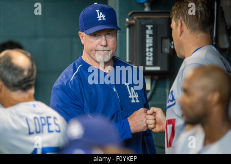 Houston, TX, USA. 23. August 2015. Los Angeles Dodgers batting Trainer Mark McGwire (25) Unebenheiten Fäuste mit Los Angeles Schwindler Catcher a.j. Ellis (17) auf der Trainerbank vor ein Hauptliga-Baseball-Spiel zwischen der Houston Astros und die Los Angeles Dodgers im Minute Maid Park in Houston, Texas. Trask Smith/CSM/Alamy Live-Nachrichten Stockfoto