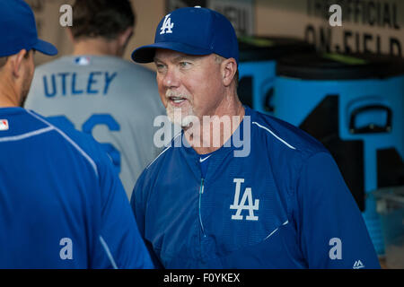 Houston, TX, USA. 23. August 2015. Los Angeles Dodgers mit der Wimper Trainer Mark McGwire (25) auf der Trainerbank vor ein Hauptliga-Baseball-Spiel zwischen der Houston Astros und die Los Angeles Dodgers im Minute Maid Park in Houston, Texas. Trask Smith/CSM/Alamy Live-Nachrichten Stockfoto