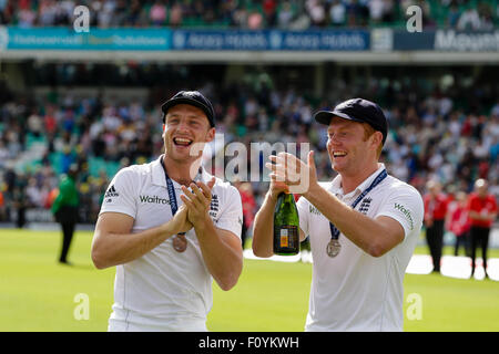 London, UK. 23. August 2015. Investec Asche 5. Test, Tag 4. England gegen Australien. Englands Jos Buttler und Jonny Bairstow feiern während der Tonhöhe Spaziergang nach der Trophäe Präsentationen Credit: Action Plus Sport/Alamy Live News Stockfoto