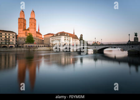 Am Flussufer Sicht auf das Grossmünster in Zürich in der Abenddämmerung. Stockfoto