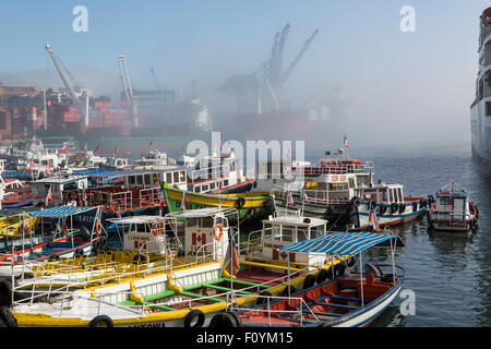 Boote und Schiffe im Hafen von Valparaiso, Chile Stockfoto