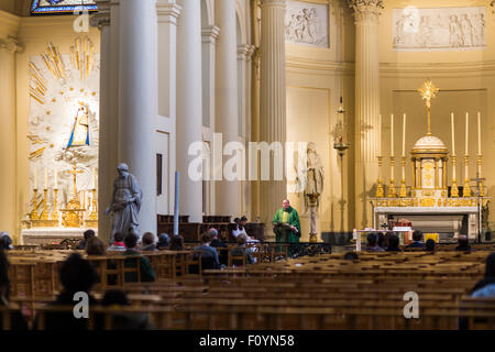 Gottesdienst in Sainte-Jacques-Sur-Coudenberg Kirche in Brüssel, Belgien Stockfoto