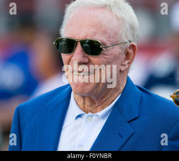 Santa Clara, CA. 23. August 2015. Dallas Cowboys Besitzer Jerry Jones an der Seitenlinie vor der NFL Football-Spiel zwischen den Dallas Cowboys und die San Francisco 49ers im Levi's-Stadion in Santa Clara, CA. Damon Tarver/Cal Sport Media/Alamy Live News Stockfoto