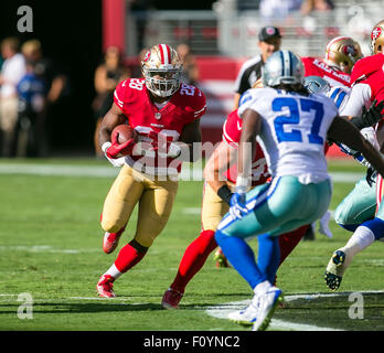 Santa Clara, Kalifornien, USA. 23. August 2015. Francisco 49ers Runningback Carlos Hyde (28) in Aktion während der NFL Football-Spiel zwischen den Dallas Cowboys und die San Francisco 49ers im Levi's-Stadion in San Francisco Santa Clara, CA. führt Dallas 13-0 zur Halbzeit. Damon Tarver/Cal Sport Media/Alamy Live-Nachrichten Stockfoto