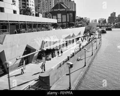 Passanten Southbank fünfzehn Kilometer goldgelber Sandstrand in Melbourne, Australien Stockfoto