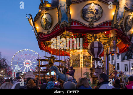 Karussell am Weihnachtsmarkt, Winter Wonderland, Brüssel, Belgien Stockfoto