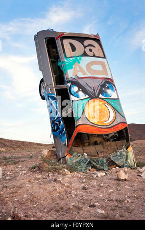 Junk-e-Auto künstlerisch begraben in der Wüste in der Nähe von Goldfield, Nevada Stockfoto