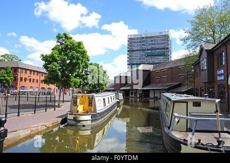 Narrowboats vor Anker in der Kanal-Becken, Coventry, West Midlands, England, Vereinigtes Königreich, West-Europa. Stockfoto