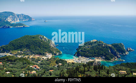 Paleokastritsa Bucht auf der griechischen Insel Korfu. Griechenland. Der Blick von Lakones. Stockfoto