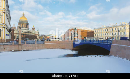 Am frühen Morgen im Winter Sankt Petersburg. Blick vom Ufer der Moika St Isaacs Square, blaue Brücke und hotels Stockfoto