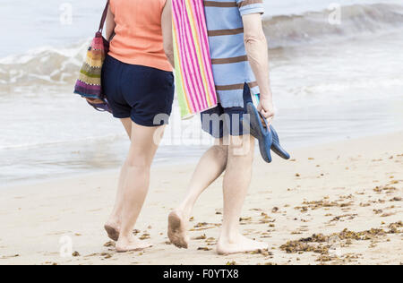 Paare, die am Strand in Spanien Stockfoto