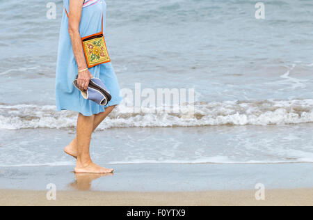 alte Frauen am Strand in Isle Of Wight paddeln Stockfoto, Bild
