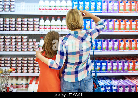 Mutter und Tochter Milchprodukte im Shop auswählen Stockfoto