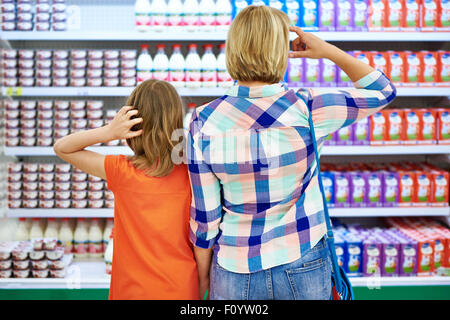 Mutter und Tochter Milchprodukte im Shop auswählen Stockfoto