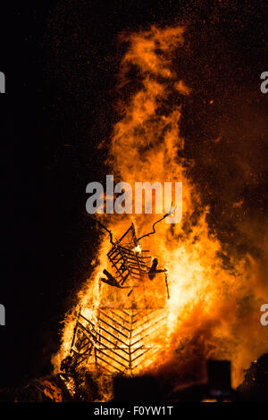 GREEN MAN, PYRE, BURNING, BRANDUNG, TRADITION: Glanusk Park bei Brecon, Wales, 23. August 2015. Der letzte Tag des Green man Musikfestivals in den Brecon Beacons Mountains in Wales. Nächtliche Regenfälle machten den Ort in ein Schlammbad, aber die Sonne kam am Nachmittag heraus. Im Bild: Die Verbrennung des GRÜNEN MANNES (Wicker man) am Sonntagabend um Mitternacht bedeutet das Ende des Festivals. Quelle: Rob Watkins/Alamy Live News Team Stockfoto