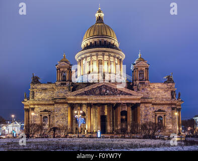 Abend-Ansicht der St. Isaaks Kathedrale in St. Petersburg, Russland Stockfoto