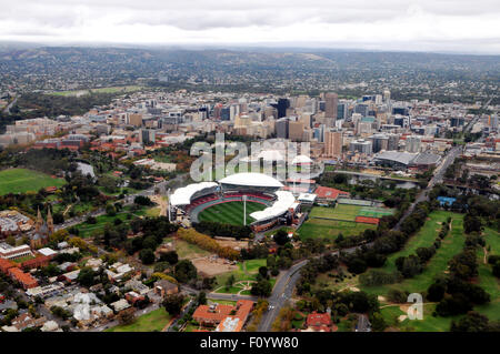 Luftaufnahme von Adelaide, der Hauptstadt von South Australia mit Adelaide Oval im Vordergrund. Stockfoto