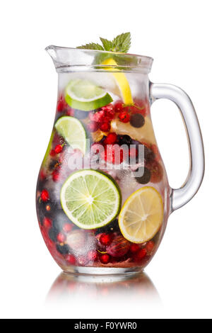 Berry Sangria in einen Glaskrug. Große Schärfentiefe Stockfoto