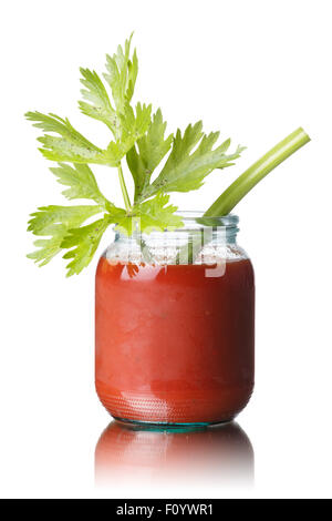 Bloody Mary alkoholischen Cocktail in ein Glas, garniert mit Sellerie Stockfoto