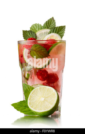 Himbeer Mojito. Erfrischende alkoholische Cocktail mit Himbeeren, Limette, Rum und Minze Stockfoto