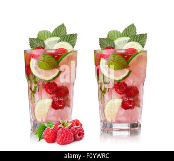 Himbeer Mojito. Erfrischende alkoholische Cocktail mit Himbeeren, Limette, Rum und Minze Stockfoto