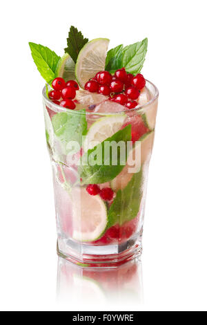 Rote Johannisbeere Mojito. Erfrischenden alkoholischen Cocktail mit roten Johannisbeeren, Limette, Rum und Minze Stockfoto