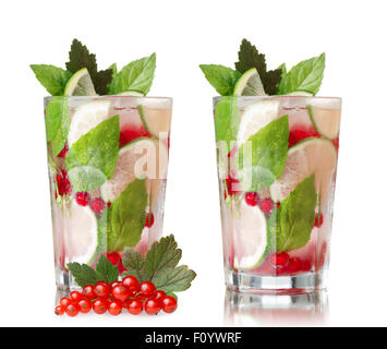 Johannisbeer-Mojito. Erfrischenden alkoholischen Cocktail mit roten Johannisbeeren, Limette, Rum und Minze Stockfoto