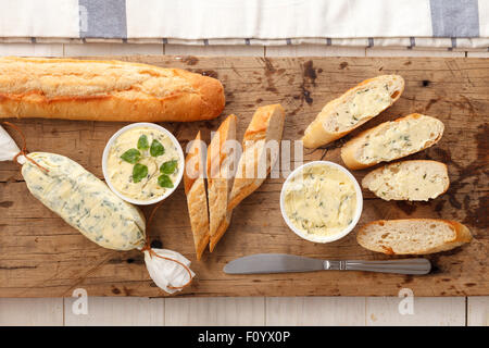 Knoblauch Brot zusammengesetzte Butter Kräuter Baguette Thymian Rosmarin Koriander Oregano frisch gehackte italienische Hausmannskost leckere snack Stockfoto