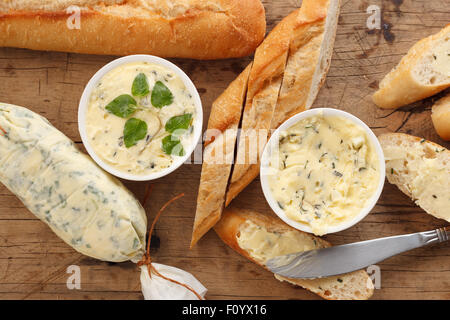 Knoblauch Brot zusammengesetzte Butter Kräuter Baguette Thymian Rosmarin Koriander Oregano frisch gehackte italienische Hausmannskost leckere snack Stockfoto