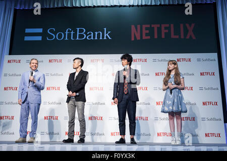 (L, R) US-amerikanischer TV-Produzent Dave Spector, Komiker Hiroshi Shinagawa und Tomoharu Shōji und Modell Dakota Rose besuchen ein Medienereignis um eine Allianz für die Netflix video Delivery Service in Japan am 24. August 2015, Tokio, Japan zu verkünden. Vom 2. September werden SoftBank es 37 Millionen Benutzer eine Netflix Inc.-Abonnement ab 650 JPN (5,34 USD) für einen Standard SD-Plan zugreifen können. Die Unternehmen planen auch an gemeinsamen Content-Erstellung Projekten arbeiten. Bildnachweis: Rodrigo Reyes Marin/AFLO/Alamy Live-Nachrichten Stockfoto