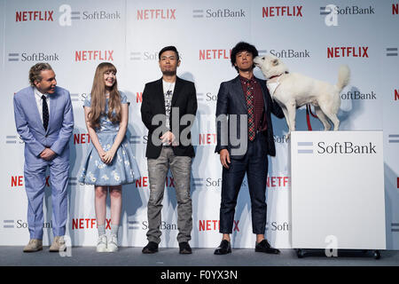 (L, R) US-amerikanischer TV-Produzent Dave Spector, Modell Dakota Rose, Comedians Hiroshi Shinagawa und Tomoharu Shōji und SoftBank Maskottchen Hund '' Otosan'' (Vater) Pose für die Kameras bei einem Medien-Event, eine Allianz für die Netflix video Delivery Service in Japan am 24. August 2015, Tokyo, Japan bekannt zu geben. Vom 2. September werden SoftBank es 37 Millionen Benutzer eine Netflix Inc.-Abonnement ab 650 JPN (5,34 USD) für einen Standard SD-Plan zugreifen können. Die Unternehmen planen auch an gemeinsamen Content-Erstellung Projekten arbeiten. Bildnachweis: Rodrigo Reyes Marin/AFLO/Alamy Live-Nachrichten Stockfoto