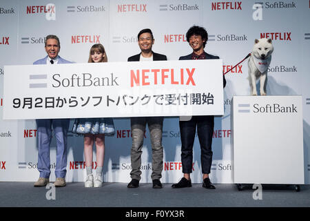 (L, R) US-amerikanischer TV-Produzent Dave Spector, Modell Dakota Rose, Comedians Hiroshi Shinagawa und Tomoharu Shōji und SoftBank Maskottchen Hund '' Otosan'' (Vater) Pose für die Kameras bei einem Medien-Event, eine Allianz für die Netflix video Delivery Service in Japan am 24. August 2015, Tokyo, Japan bekannt zu geben. Vom 2. September werden SoftBank es 37 Millionen Benutzer eine Netflix Inc.-Abonnement ab 650 JPN (5,34 USD) für einen Standard SD-Plan zugreifen können. Die Unternehmen planen auch an gemeinsamen Content-Erstellung Projekten arbeiten. Bildnachweis: Rodrigo Reyes Marin/AFLO/Alamy Live-Nachrichten Stockfoto