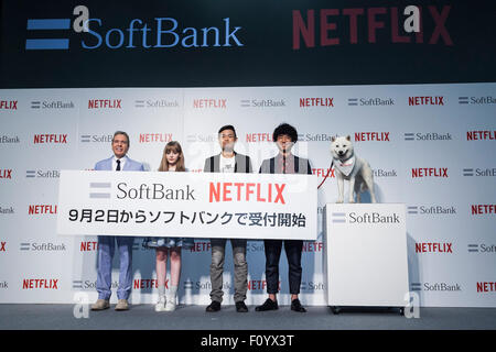 (L, R) US-amerikanischer TV-Produzent Dave Spector, Modell Dakota Rose, Comedians Hiroshi Shinagawa und Tomoharu Shōji und SoftBank Maskottchen Hund '' Otosan'' (Vater) Pose für die Kameras bei einem Medien-Event, eine Allianz für die Netflix video Delivery Service in Japan am 24. August 2015, Tokyo, Japan bekannt zu geben. Vom 2. September werden SoftBank es 37 Millionen Benutzer eine Netflix Inc.-Abonnement ab 650 JPN (5,34 USD) für einen Standard SD-Plan zugreifen können. Die Unternehmen planen auch an gemeinsamen Content-Erstellung Projekten arbeiten. Bildnachweis: Rodrigo Reyes Marin/AFLO/Alamy Live-Nachrichten Stockfoto