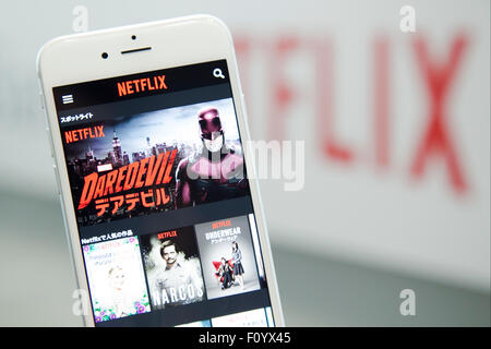 Netflix-Service für japanische Mobiltelefone auf dem Display während ein Medienereignis, eine Allianz für die Netflix video Delivery Service in Japan am 24. August 2015, Tokyo, Japan bekannt zu geben. Vom 2. September werden SoftBank es 37 Millionen Benutzer eine Netflix Inc.-Abonnement ab 650 JPN (5,34 USD) für einen Standard SD-Plan zugreifen können. Die Unternehmen planen auch an gemeinsamen Content-Erstellung Projekten arbeiten. Bildnachweis: Rodrigo Reyes Marin/AFLO/Alamy Live-Nachrichten Stockfoto