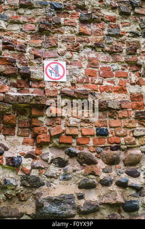 Kein Klettern Warnschild am alten wall Stockfoto