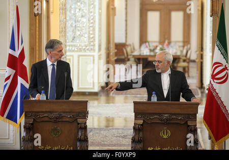 Teheran, Iran. 23. August 2015. Irans Foreign Minister Mohammad-Javad Zarif (R) und seinem Besuch britischen Amtskollegen Philip Hammond teilnehmen eine gemeinsame Pressekonferenz in Teheran, Iran, am 23. August 2015. Die Botschaften in Teheran und London sind auf der Ebene der Ladung de Angelegenheiten, die einen neuen Anfang für die Beziehungen zwischen dem Iran und Großbritannien werden Irans Außenminister Mohammad Javad Zarif sagte bei einer gemeinsamen Pressekonferenz mit seinem Besuch britischen Amtskollegen Philip Hammond wiedereröffnet. Bildnachweis: Ahmad Halabisaz/Xinhua/Alamy Live-Nachrichten Stockfoto