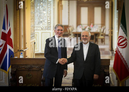 Teheran, Iran. 23. August 2015. Irans Foreign Minister Mohammad-Javad Zarif (R) schüttelt Hände mit seinem Besuch britischen Amtskollegen Philip Hammond nach einer gemeinsamen Pressekonferenz in Teheran, Iran, am 23. August 2015. Die Botschaften in Teheran und London sind auf der Ebene der Ladung de Angelegenheiten, die einen neuen Anfang für die Beziehungen zwischen dem Iran und Großbritannien werden Irans Außenminister Mohammad Javad Zarif sagte bei einer gemeinsamen Pressekonferenz mit seinem Besuch britischen Amtskollegen Philip Hammond wiedereröffnet. Bildnachweis: Ahmad Halabisaz/Xinhua/Alamy Live-Nachrichten Stockfoto