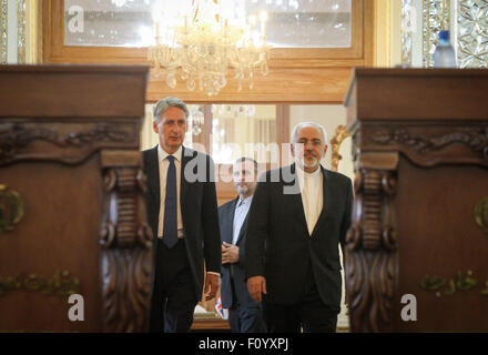 Teheran, Iran. 23. August 2015. Irans Foreign Minister Mohammad-Javad Zarif (R) und seinem Besuch britischen Amtskollegen Philip Hammond (L) kommen für eine gemeinsame Pressekonferenz in Teheran, Iran, am 23. August 2015. Die Botschaften in Teheran und London sind auf der Ebene der Ladung de Angelegenheiten, die einen neuen Anfang für die Beziehungen zwischen dem Iran und Großbritannien werden Irans Außenminister Mohammad Javad Zarif sagte bei einer gemeinsamen Pressekonferenz mit seinem Besuch britischen Amtskollegen Philip Hammond wiedereröffnet. Bildnachweis: Ahmad Halabisaz/Xinhua/Alamy Live-Nachrichten Stockfoto