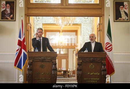 Teheran, Iran. 23. August 2015. Irans Foreign Minister Mohammad-Javad Zarif (R) und seinem Besuch britischen Amtskollegen Philip Hammond teilnehmen eine gemeinsame Pressekonferenz in Teheran, Iran, am 23. August 2015. Die Botschaften in Teheran und London sind auf der Ebene der Ladung de Angelegenheiten, die einen neuen Anfang für die Beziehungen zwischen dem Iran und Großbritannien werden Irans Außenminister Mohammad Javad Zarif sagte bei einer gemeinsamen Pressekonferenz mit seinem Besuch britischen Amtskollegen Philip Hammond wiedereröffnet. Bildnachweis: Ahmad Halabisaz/Xinhua/Alamy Live-Nachrichten Stockfoto