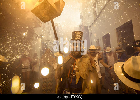 Sitges, Katalonien, Spanien. 23. August 2015. Ein Mitglied der "Diables de Sitges" setzt seine Feuerwerke unter der Menge der Zuschauer bei der "Festa Major de Sitges" Credit: Matthias Oesterle/ZUMA Draht/Alamy Live News Stockfoto